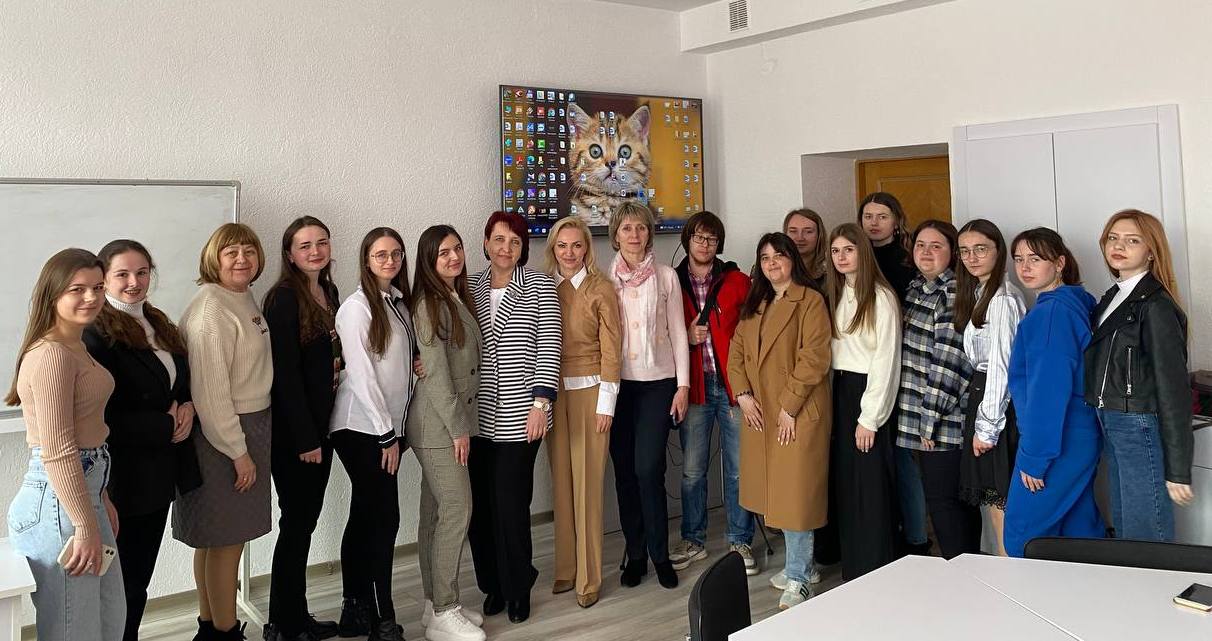 Спільне фото викладачів та студентів-учасників конференції після завершення роботи